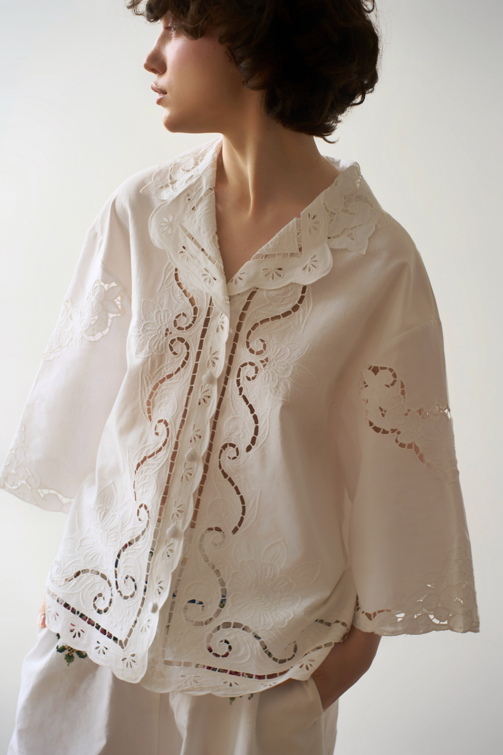 Рубашка с перфорированной вышивкой