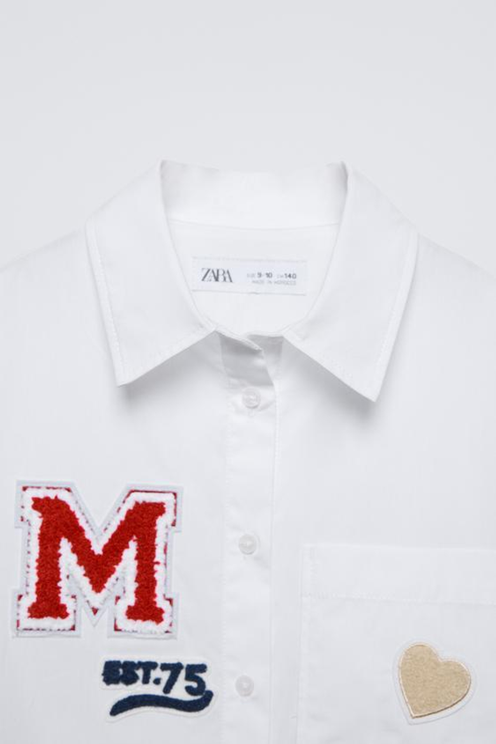 ZARA РУБАШКА ИЗ ПОПЛИНА С НАШИВКАМИ В СТИЛЕ ПРЕППИ, БЕЛЫЙ