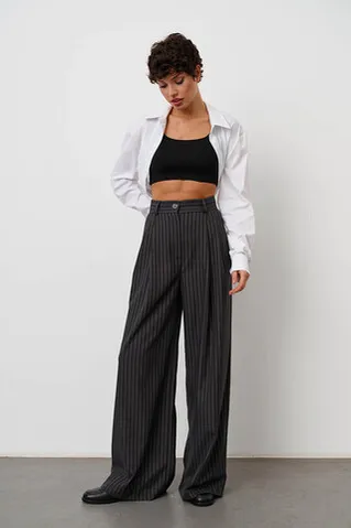 Брюки с защипами в полоску темно-серого цвета