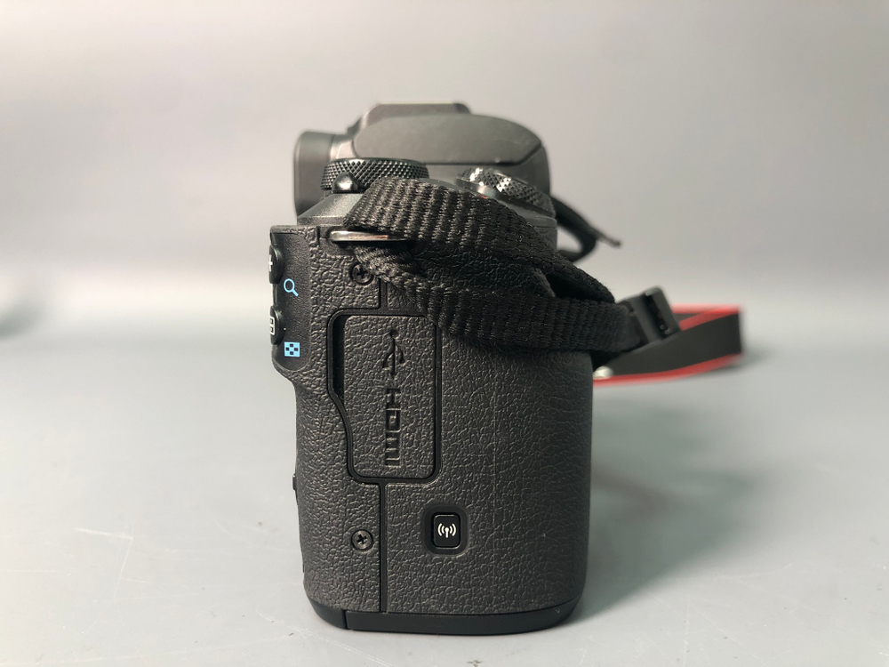 Canon EOS M50 Kit 15-45mm STM, 1000 кадров пробега.
