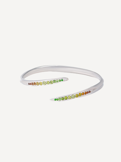 Браслет узкий из серебра со вставками из демантоидов