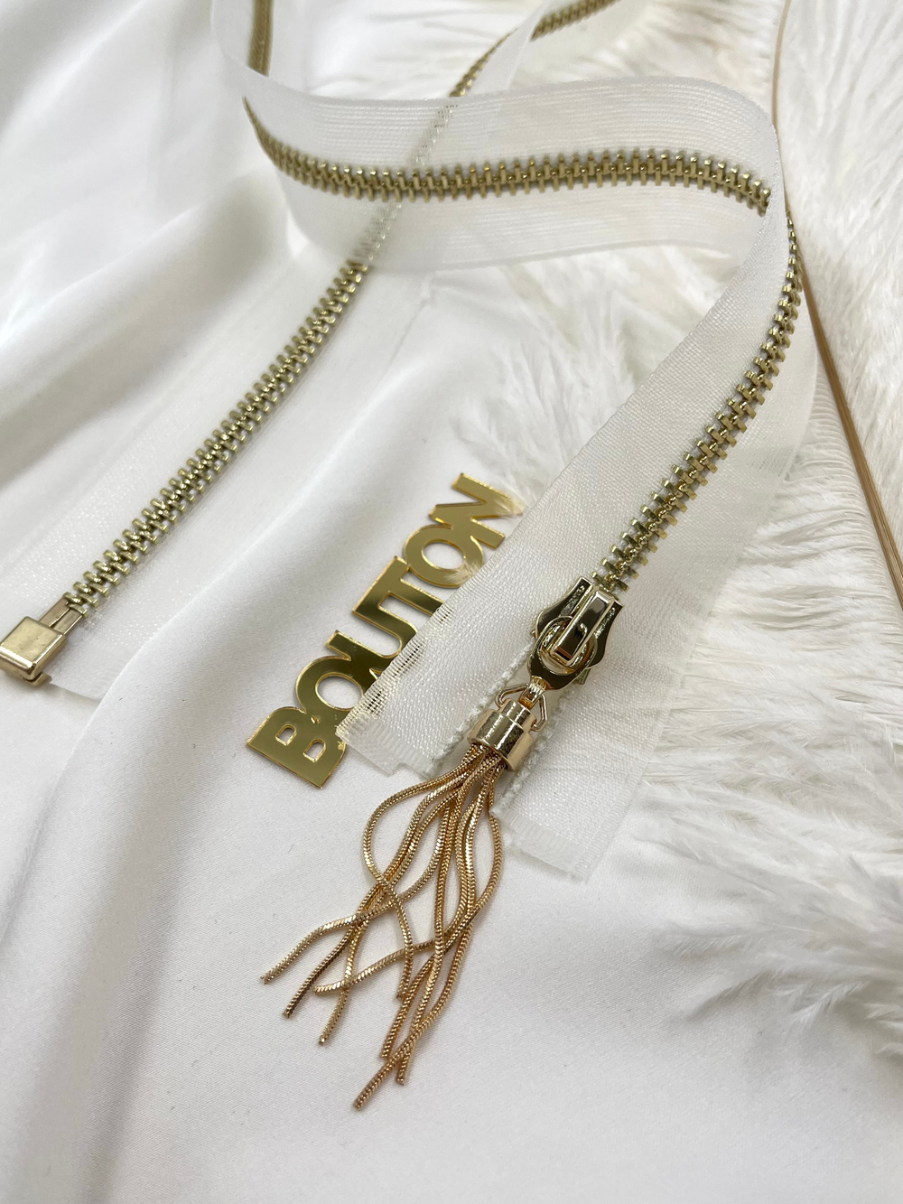 Молния на прозрачной сетке (основе) золотистая с кистью широкая