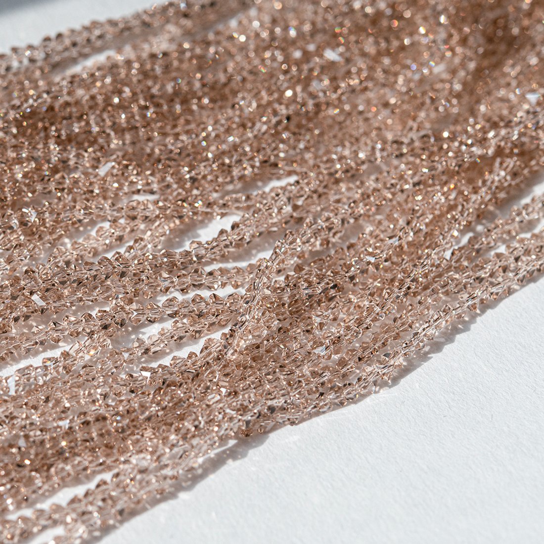 Хрустальные бусины в форме треугольника, оттенок "Нюд", 2,5*3мм