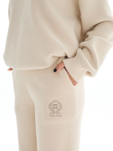 Молочный костюм с вышивкой и воротом-поло