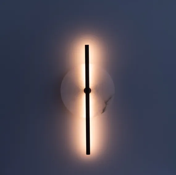 Бра Point черный металл с диском из белого мрамора