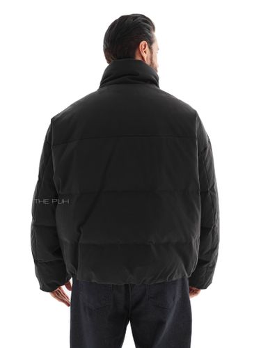 Короткий пуховик черного цвета