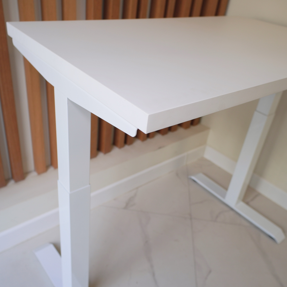 Регулируемый компьютерный стол Motor UP с регулировкой по высоте — столешница МДФ белый