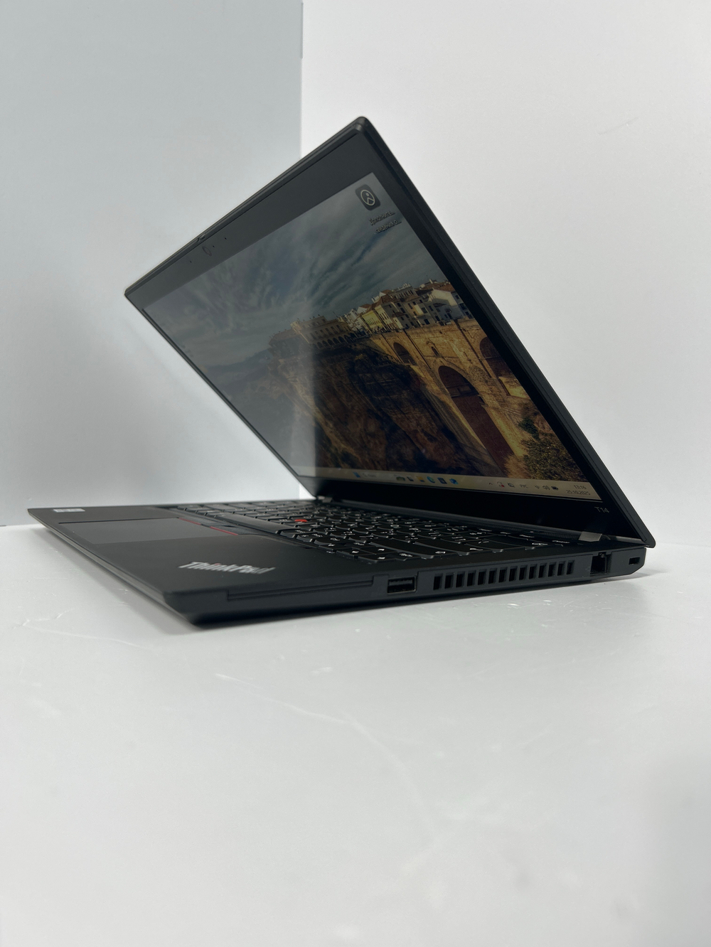 Ноутбук Lenovo ThinkPad T14 Gen 1 (20S1S91W02) 14"/Intel Core i5-10310U/RAM 8GB/256GB SSD/Intel UHD Graphics/1920x1080 IPS/Windows 11/Подсветка кл-ры:LED/Цвет: чёрный. Состояние: Уценка/небольшой след. на матрице от клавиатуры