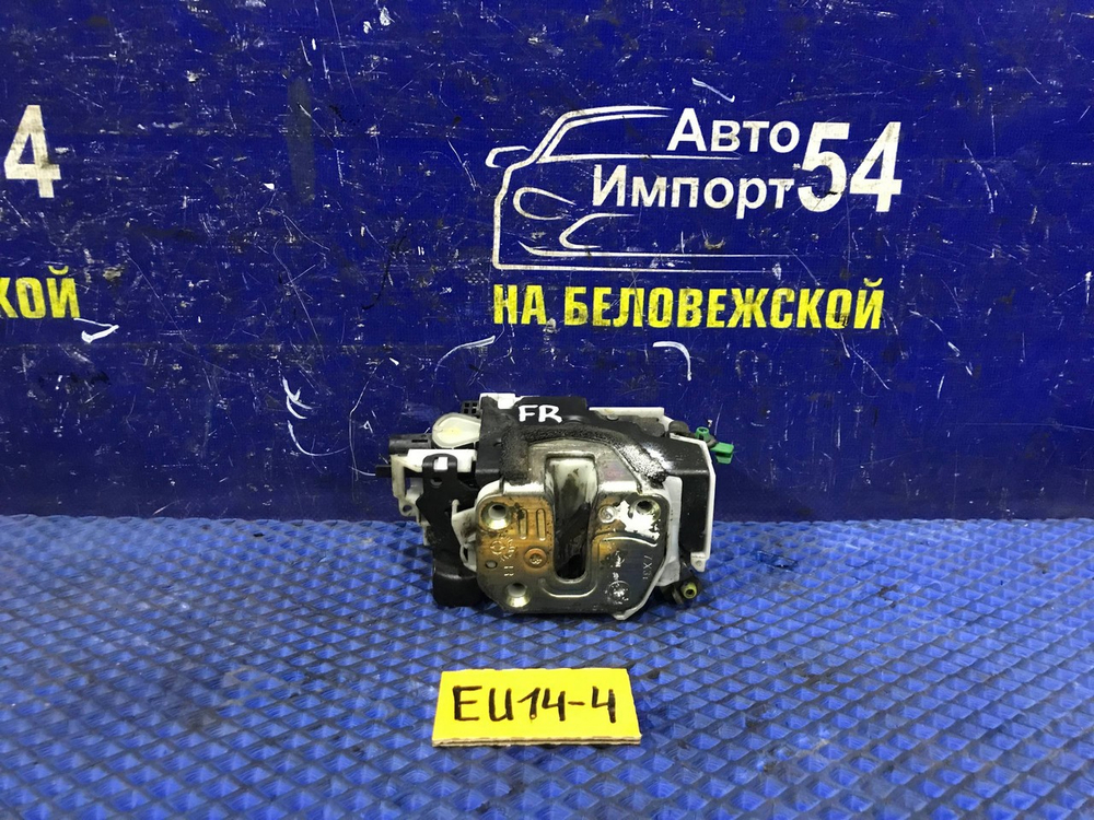 Замок двери передней правой NISSAN BLUEBIRD 1997