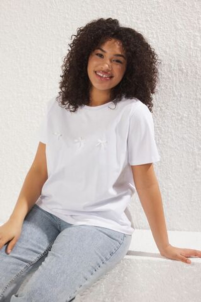 Белая облегающая трикотажная футболка большого размера с бантом TBBSS25BF00001