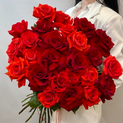 «Пламя и бархат» монобукет из 25 французских роз Нина и Эксплорер