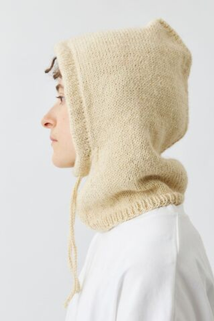 Капор из молочной шерсти