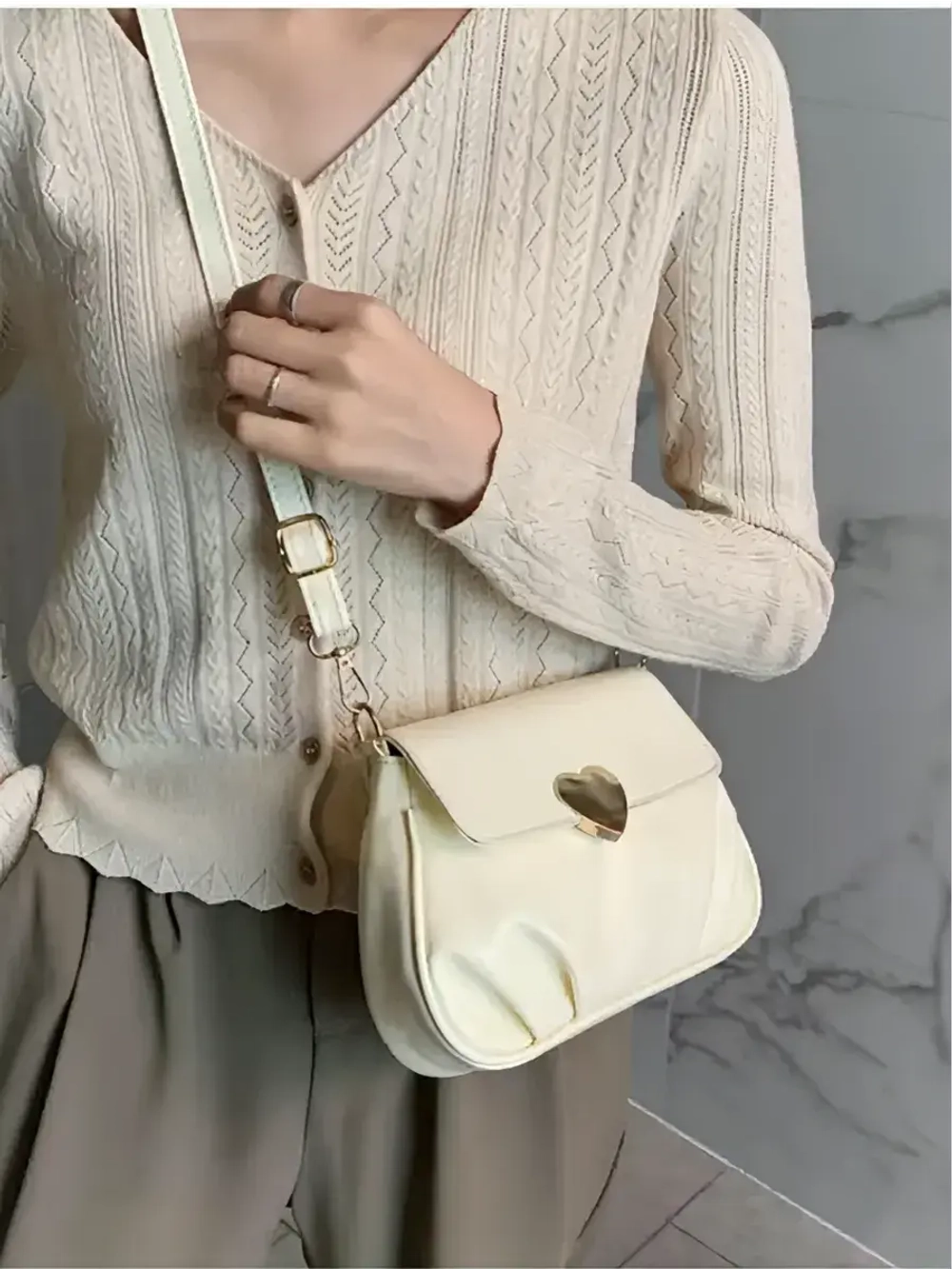 Сумка через плечо маленькая.