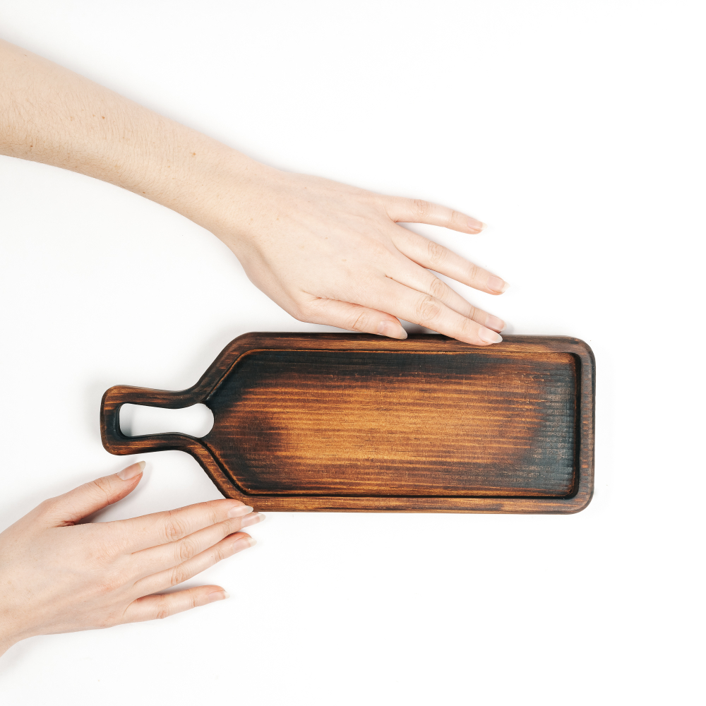 Доска для подачи блюд и закусок из древесины сибирского кедра "бутылка". RD97