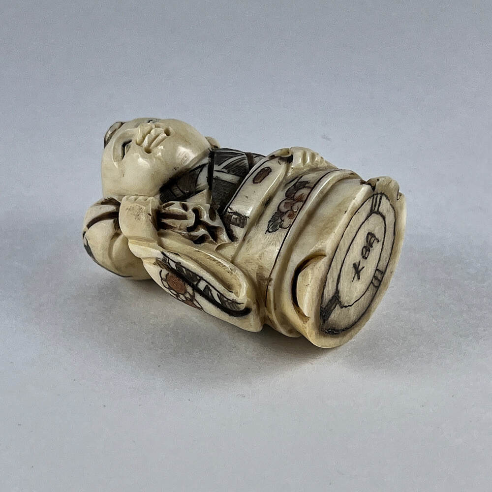 Статуэтка нэцкэ Ребенок Карако с мешком риса (богатство)