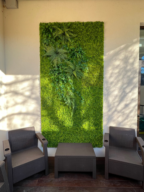 Панно из искусственных растений и мха.