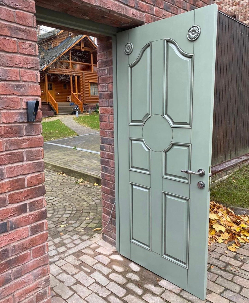 Уличная дверь из массива ясеня