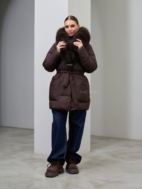 Удлиненный винный пуховик с поясом и мехом