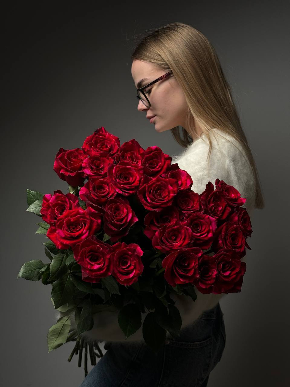 25 красно-розовых роз