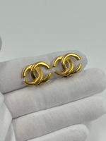 Миниатюрные клипсы в виде лого Chanel