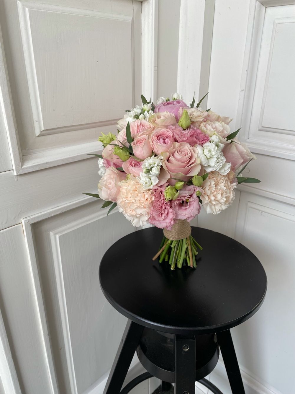 Свадебный букет из диантусов, маттиолы, пионов, эвкалипта и кустовых пионовидных роз