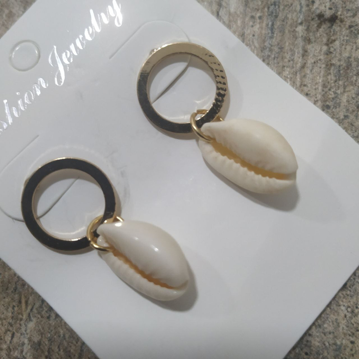 Серьги-гвоздики Ракушка Каури рамка круг металл золотистый