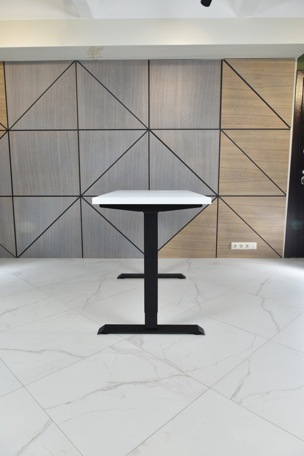 Регулируемый компьютерный стол Bazalt с регулировкой по высоте — столешница МДФ Белый