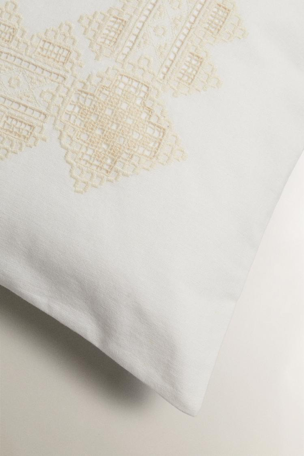 ZARA HOME ЧЕХОЛ ДЛЯ ДЕКОРАТИВНОЙ ПОДУШКИ С КОНТРАСТНОЙ ВЫШИВКОЙ, СВЕТЛО-БЕЖЕВЫЙ