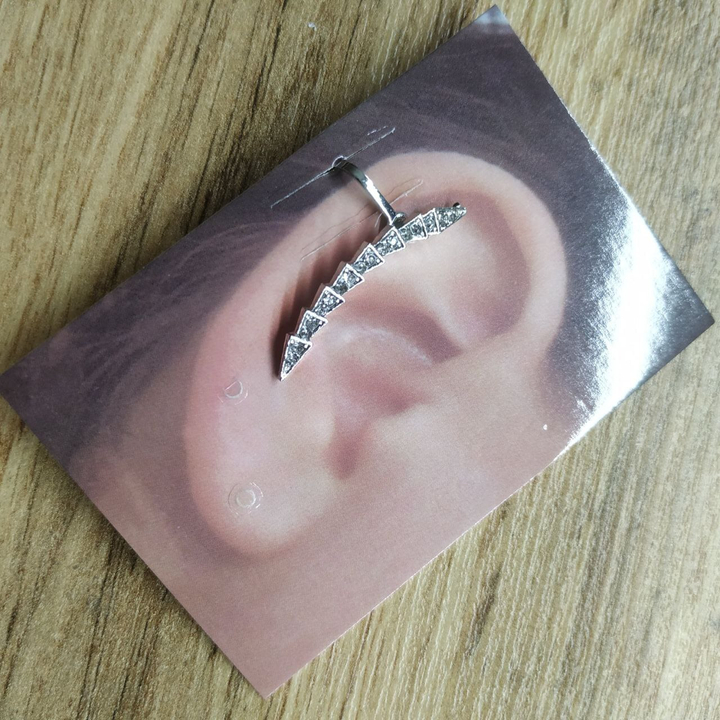 Серьга-кафф треугольники стразы цвет серебристый