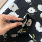 Трикотажное полотно с объемными цветами (чёрный фон)