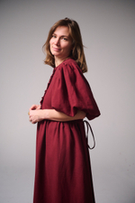 Платье с жабо и рукавами-фонариками из крапивы цвета бордо