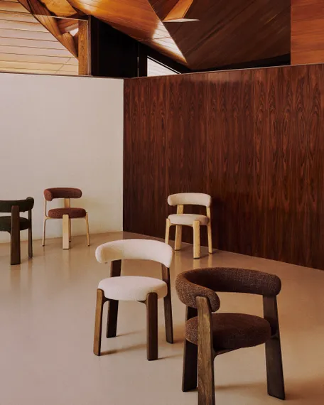 Стул Granite на 4 ножках из бежевого шенилла и массива ясеня в отделке орех