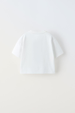 ZARA ФУТБОЛКА С ПРИНТОМ И ВЫШИТОЙ НАДПИСЬЮ, БЕЛЫЙ