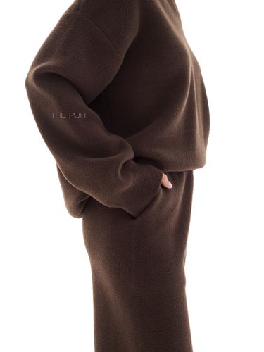 Шоколадный костюм с вышивкой и воротом-поло