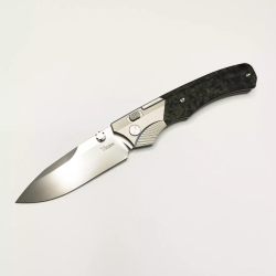 Нож складной YKNIFE Y3103. Нож изготовлен из премиум материалов. Рукоять из титанового сплава и карбона, имеется темлячное отверстие и односторонняя клипса. Клинок из M390, длиной 82 мм. Нож собран на керамических подшипниках. Замок button lock. Вес ножа 100 гр.