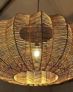 Изящная подвесная люстра из натурального ротанга с лепестковой формой.