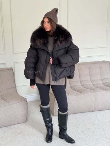 Короткий черный пуховик с меховым воротником