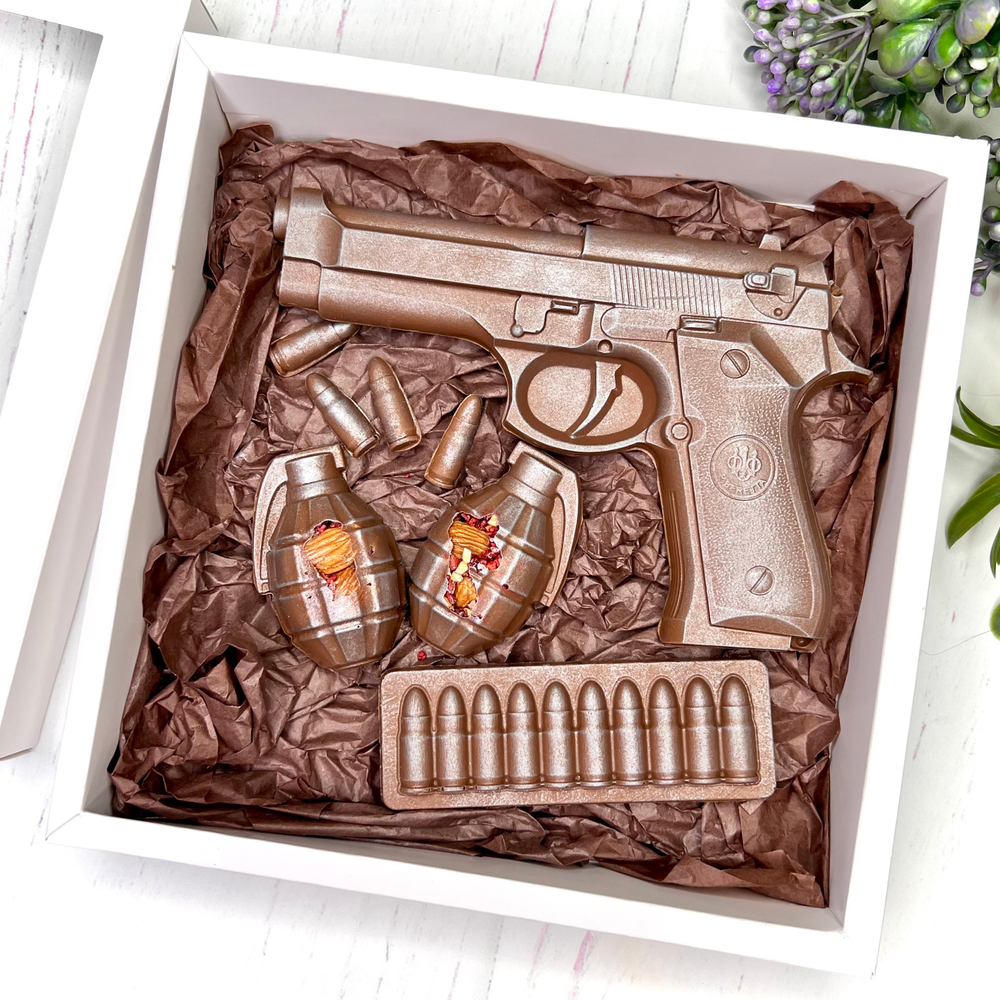 Шоколадный пистолет с патронташем и двумя гранатами