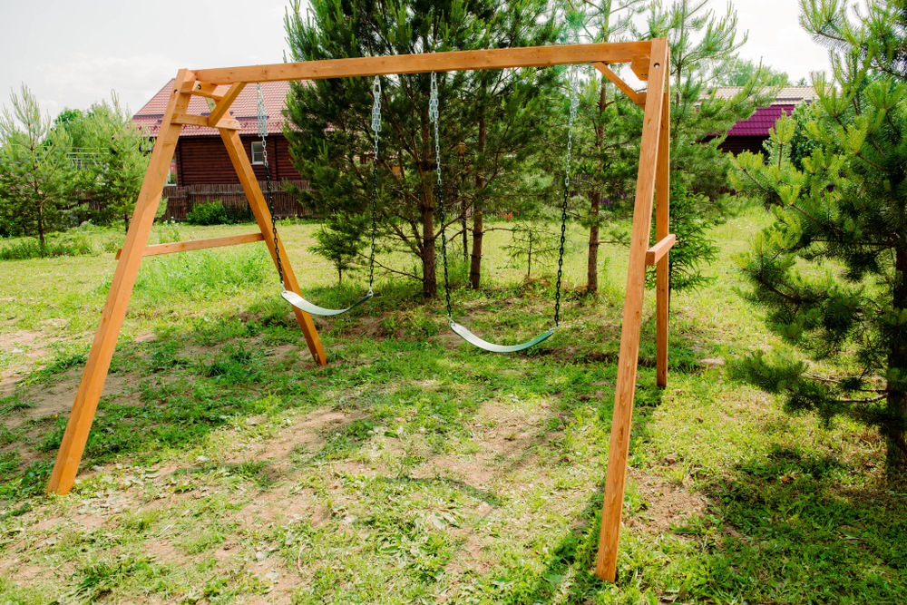 Деревянные качели с двумя гибкими качелями