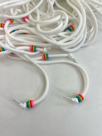 БЕЛЫЕ С РАДУЖНЫМ НАКОНЕЧНИКОМ - Шнурки 120см