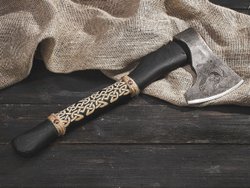 Топор "Дракон Драккара", рукоять комель берёзы (морилка)