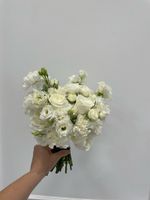 Свадебный букет из одноголовых роз, лизиантуса и диантусов