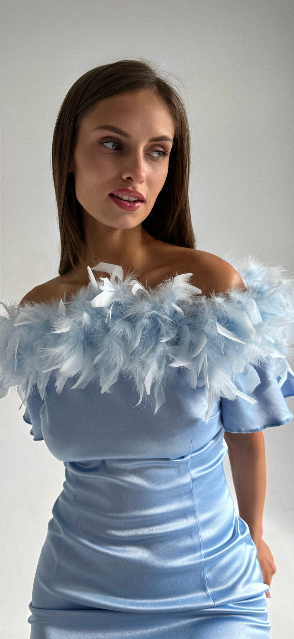 Платье со съемными перьями