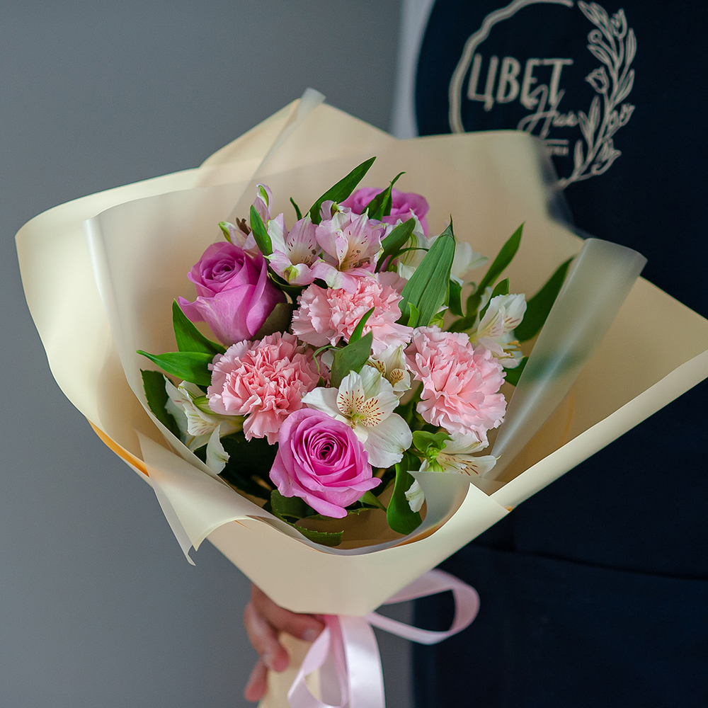 Сборный букет с кенийской розой и диантусами