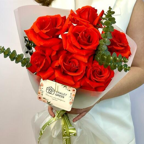 Монобукет из 7 алых французских роз Нина с эвкалиптом. Монобукет 050 Chalet Green
