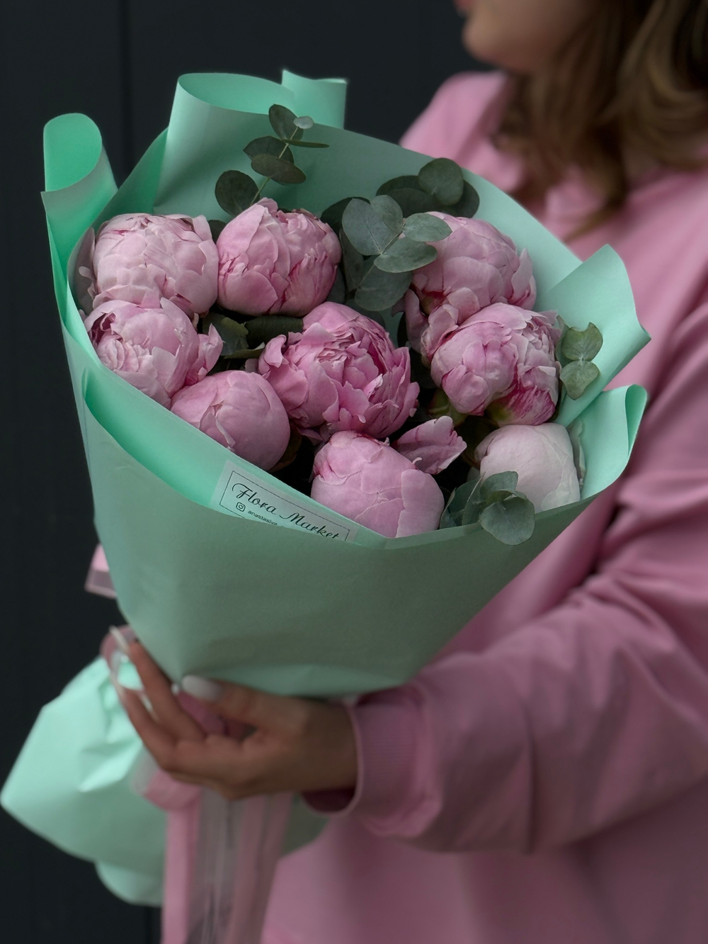 Розовые пионы Sarah Bernhard и эвкалипт в трендовом оформлении от Flora Market