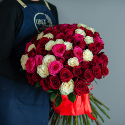 Микс из 75 роз Эквадор, перевязанный лентой