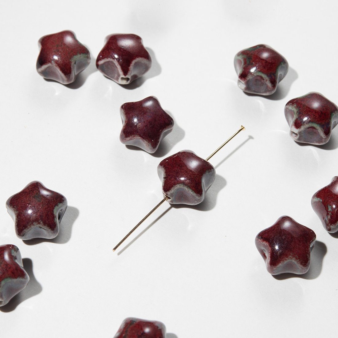 Бусина в форме звезды, 14,8*15,8мм, бордово-синяя, глазурированный фарфор