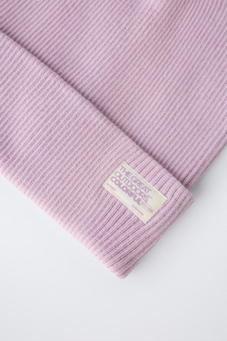 ZARA ТРИКОТАЖНАЯ ШАПКА В РУБЧИК С ЭТИКЕТКОЙ, ЦВЕТ МАЛЬВЫ