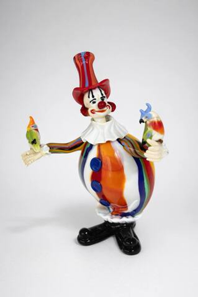 Клоун Тондо с попугаями